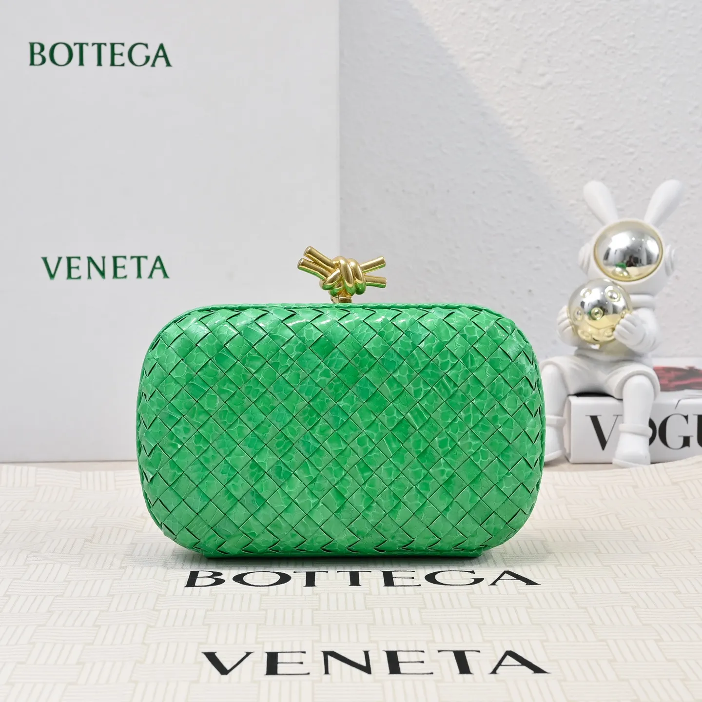 Batch 1860 #BV Knot snakeskin woven evening bag series 🐍 Fashion choice Rare snakeskin bags are full of charm 🌟Using snakeskin pattern woven with knot buckle, the unique texture makes you feel a different kind of refinement and elegance when you touch it 🎀 Its luster is low-key and luxurious, whether it is in the sun or under the light, it can reflect the charming colors 🌈 Holding it in your hand or hanging on your wrist will make you look more elegant and charming✨✨ Model: 717622 Size: 20x12x5.5
